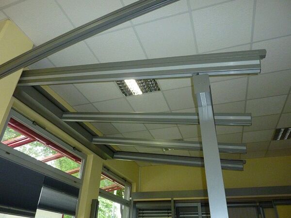 Metallene Unterkonstruktion für eine abgehängte Decke in einem modernen Bürogebäude.