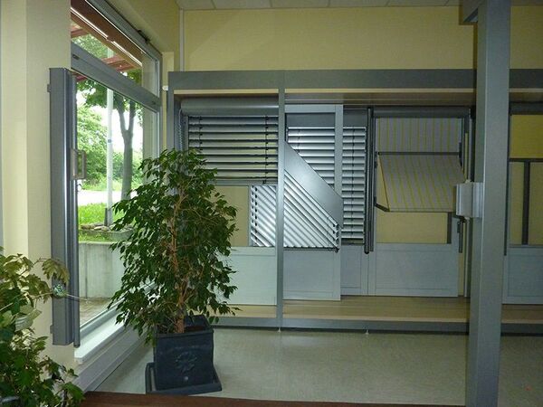 Ausstellung von modernen Jalousien, Rollläden und Sonnenschutzsystemen im Innenraum.